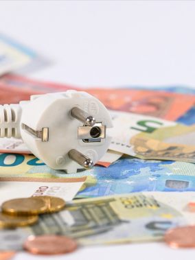 Stromkabel liegt auf Geld